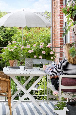 Geranio, rosa, balcone, oasi di benessere, contenitori da balcone, vaso di fiori, fioriera, tavolo deco, ombrellone, posti a sedere, sedia, panca, tavolo, donna